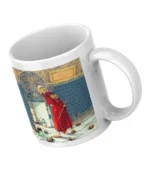 Kaplumbağa Terbiyecisi Tasarımlı Kupa Bardak, mermer zeminli ve kaplumbağalar bulunan mavi desenli süslü bir odada kırmızı cübbeli bir figürün klasik resmini sergileyen beyaz seramik bir kupadır.