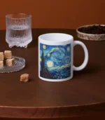 Kahverengi bir masada "Van Gogh, Yıldızlı Gece Tasarımlı Kupa Bardak" yanında bir bardak su, bir tabak şeker küpü ve bir tabak kahve çekirdeği ile birlikte sergileniyor.