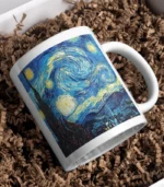 Yıldızlı Gece Tasarımlı Kupa Bardak adlı Van Gogh tablosu, kahverengi buruşuk kağıt ambalaj malzemesi üzerinde durmaktadır.