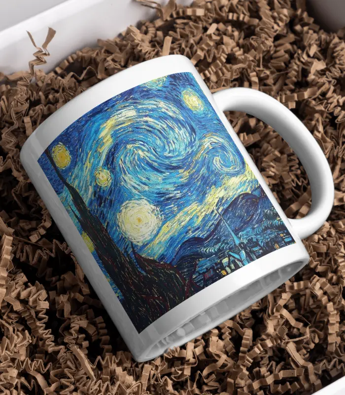 Yıldızlı Gece Tasarımlı Kupa Bardak adlı Van Gogh tablosu, kahverengi buruşuk kağıt ambalaj malzemesi üzerinde durmaktadır.