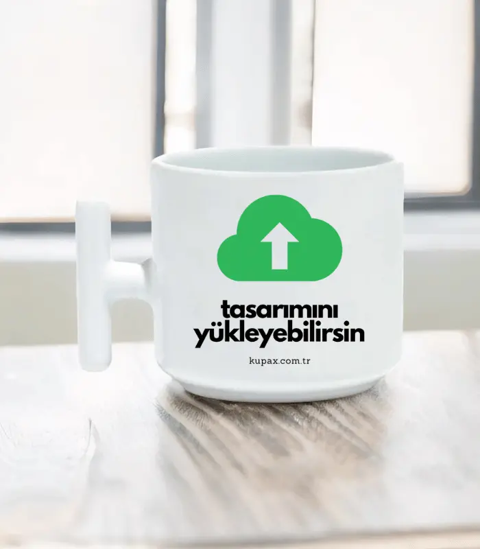 Beyaz bir T Kulplu Kahve Fincanı | Kişiye Özel Kahve Fincanı, yeşil bir yükleme bulutu simgesi ve "tasarımını yükleyebilirsin" metni ile ahşap bir yüzeye oturur. Türkçe ibarenin altında kupax.com.tr web sitesi yazılıdır.